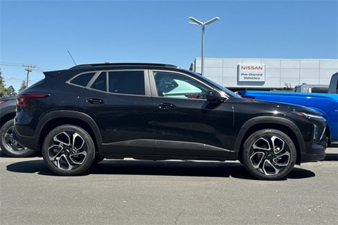 Used 2025 Chevrolet Trax RS w/ Driver Confidence Package image 3