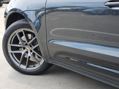 Certified 2025 Porsche Macan image 17