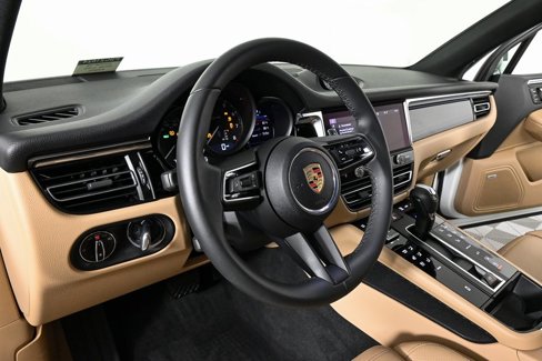Certified 2025 Porsche Macan image 4