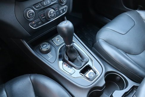 Used 2019 Jeep Cherokee Limited image 26
