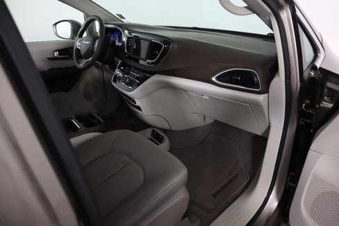 Used 2018 Chrysler Pacifica Touring Plus image 47