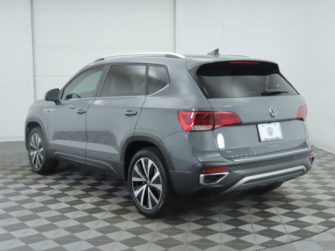 Certified 2022 Volkswagen Taos SE image 8