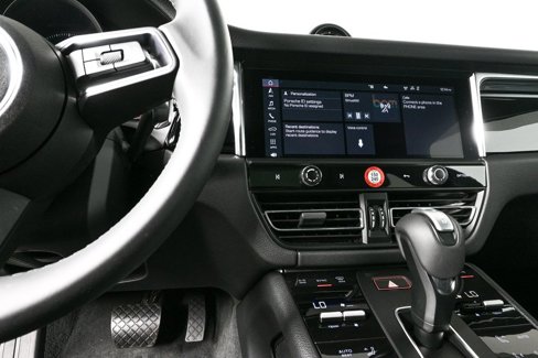 Certified 2025 Porsche Macan image 13