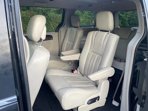 Used 2016 Chrysler Town & Country Touring w/ Driver Convenience Group image 32