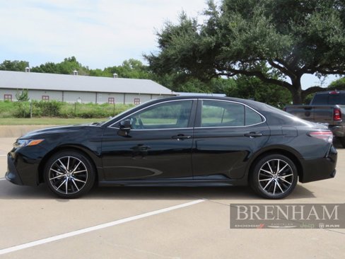 Used 2024 Toyota Camry SE image 2