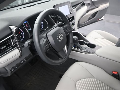 Used 2023 Toyota Camry SE image 4