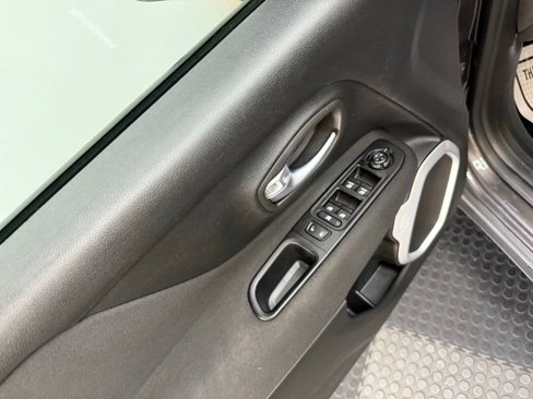 Used 2020 Jeep Renegade Latitude w/ Cold Weather Group image 18