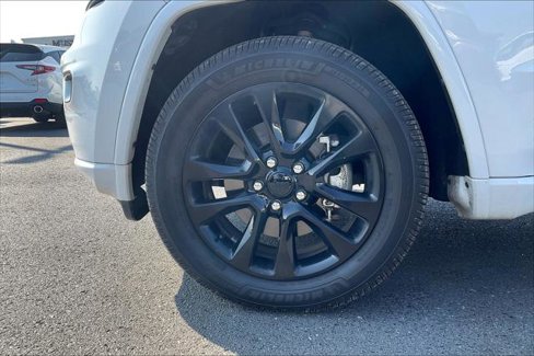 Used 2021 Jeep Grand Cherokee Laredo X image 2