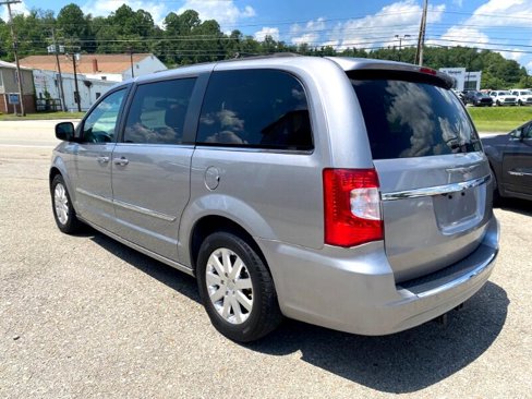 Used 2016 Chrysler Town & Country Touring image 7