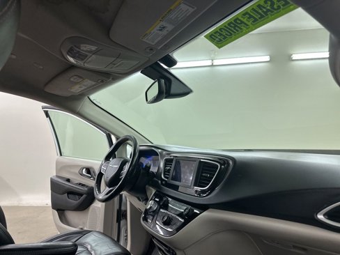Used 2020 Chrysler Pacifica Touring-L image 16