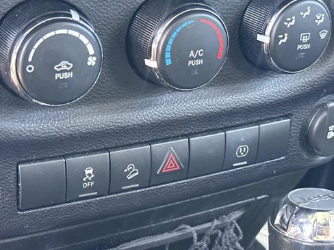Used 2016 Jeep Wrangler Unlimited Sahara image 27