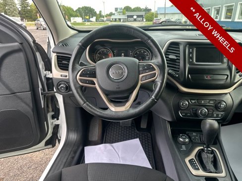 Used 2017 Jeep Cherokee Latitude w/ Cold Weather Group image 17