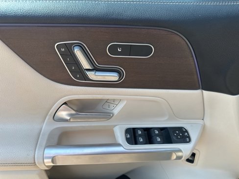 Used 2021 Mercedes-Benz GLB 250 image 3