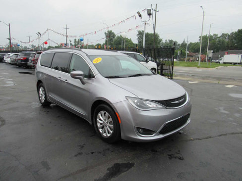 Used 2017 Chrysler Pacifica Touring-L image 4