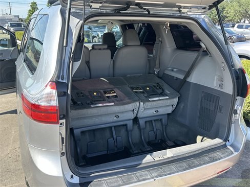 Used 2016 Toyota Sienna XLE image 24