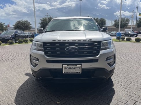 Used 2017 Ford Explorer XLT w/ Equipment Group 202A image 2