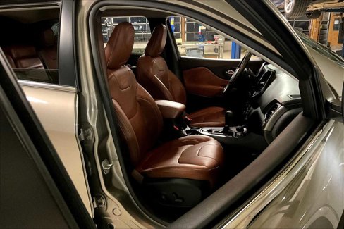 Used 2019 Jeep Cherokee Overland w/ Heavy Duty Protection Group image 8