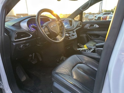 Used 2020 Chrysler Pacifica Touring-L w/ S Appearance Package image 11