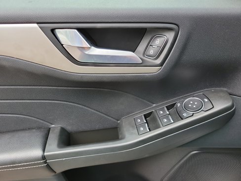 Used 2021 Ford Escape SE image 16
