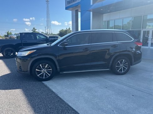 Used 2017 Toyota Highlander XLE image 2