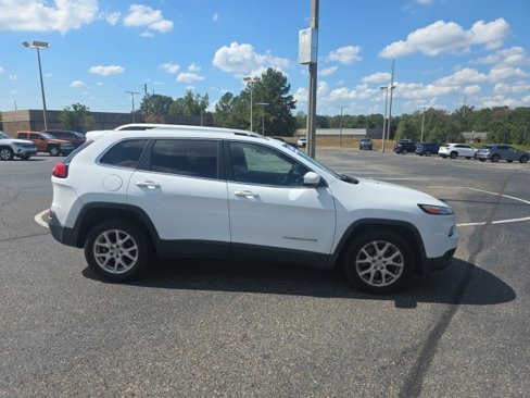 Used 2017 Jeep Cherokee Latitude w/ Comfort/Convenience Group image 2
