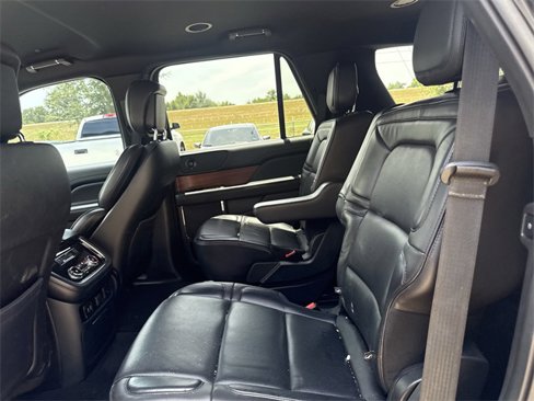 Used 2018 Lincoln Navigator Select image 26