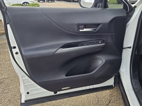 Used 2021 Toyota Venza LE w/ Carpet Mat Package (TMS) image 14