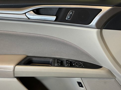 Used 2019 Ford Fusion SE image 18