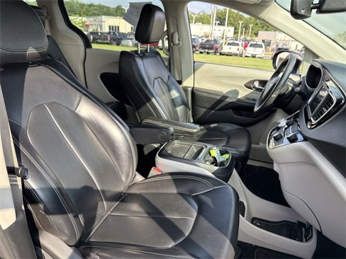 Used 2020 Chrysler Voyager Lxi image 13