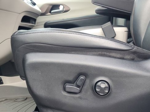 Used 2019 Chrysler Pacifica Touring-L image 13