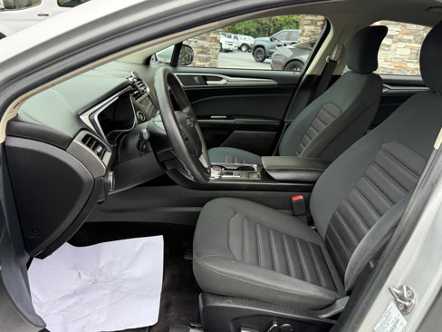Used 2017 Ford Fusion SE w/ Fusion SE Technology Package image 10