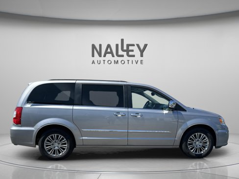Used 2016 Chrysler Town & Country Touring-L image 26