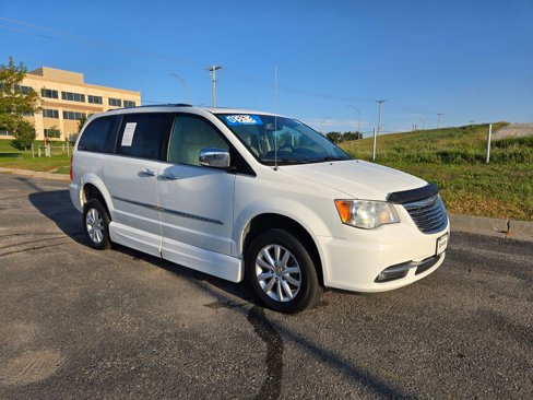 Used 2016 Chrysler Town & Country Limited Platinum image 1