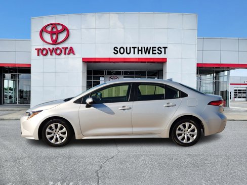 Used 2023 Toyota Corolla LE image 3