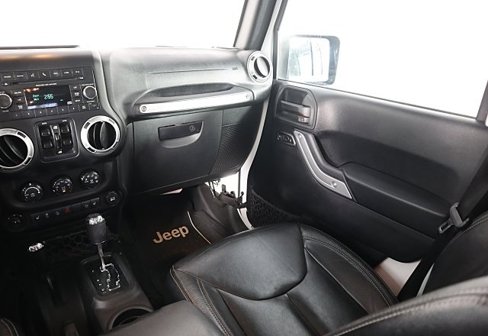 Used 2016 Jeep Wrangler Unlimited Sahara w/ Connectivity Group image 17