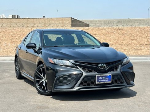 Used 2022 Toyota Camry SE image 2