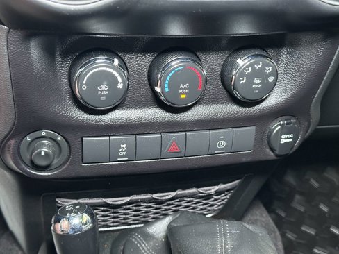 Used 2017 Jeep Wrangler Unlimited Rubicon w/ Connectivity Group image 36