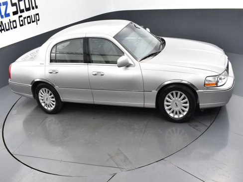 Used 2005 Lincoln Town Car Signature image 24