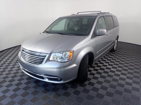 Used 2016 Chrysler Town & Country Touring image 8