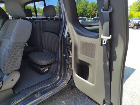 Used 2010 Nissan Frontier SE w/ SE Value Truck Pkg image 14