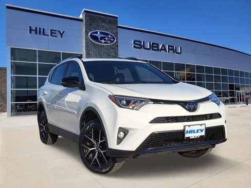 Used 2018 Toyota RAV4 SE image 1