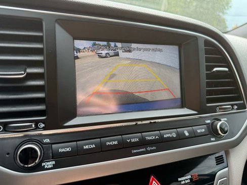 Used 2017 Hyundai Elantra Limited image 13