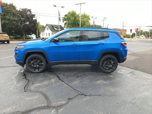 Used 2025 Jeep Compass Latitude w/ Altitude Special Edition image 5