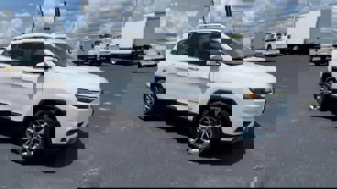 Used 2019 Jeep Cherokee Latitude Plus image 2