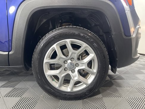 Used 2017 Jeep Renegade Latitude w/ Cold Weather Group image 9