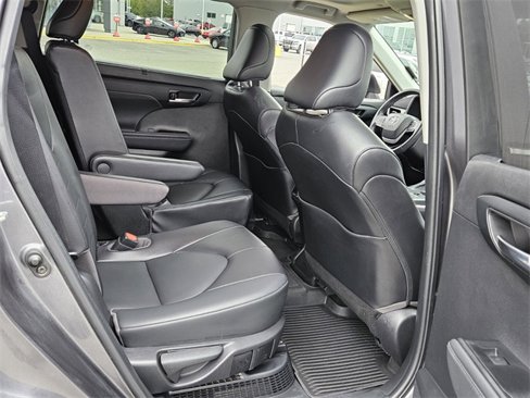 Used 2022 Toyota Highlander XLE image 15