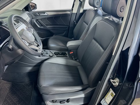Used 2022 Volkswagen Tiguan SE w/ Panoramic Sunroof Package image 16