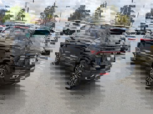 New 2025 Volkswagen Taos SE image 5