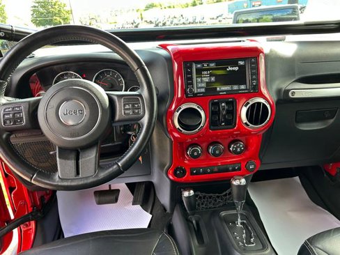 Used 2016 Jeep Wrangler Unlimited Rubicon w/ Connectivity Group image 11
