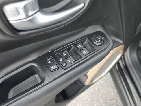 Used 2017 Jeep Renegade Limited image 18